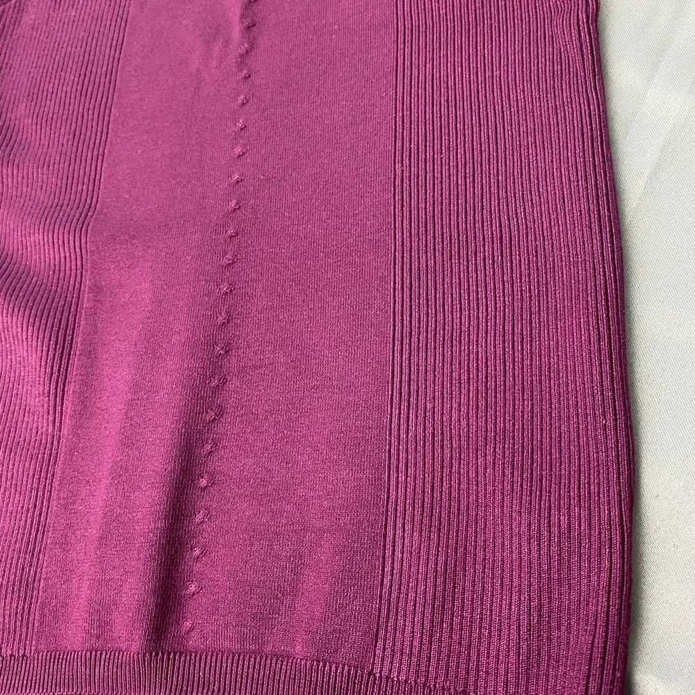 Bebe stretch knit top Merlot NWOT Medium - Picture 4 of 6